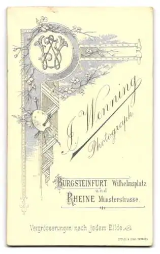 Fotografie J. Wenning, Burgsteinfurt, Wilhelmsplatz, Porträt einer Dame mit Buch