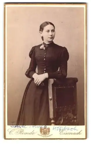 Fotografie Carl Remde, Eisenach, Frauenberg 31, Anna Hopbach in tailliertem Kleid