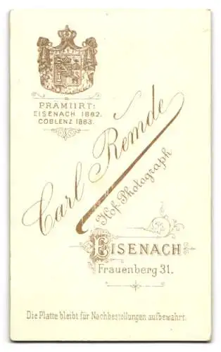 Fotografie Carl Remde, Eisenach, Frauenberg 31, Anna Hopbach in tailliertem Kleid