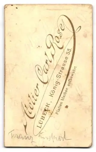 Fotografie Carl Rose, Lübeck, Königstrasse 53, Franz K. als Kleinkind in kariertem Kleid