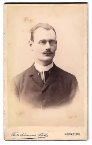 Fotografie Fritz Schumann`s Nachfolger, Nürnberg, Laufertorgraben 21, August Bräutigam mit Brille