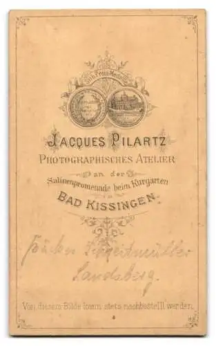 Fotografie J. Pilartz, Kissingen, Salinenpromenade, Herr Schreitmüller in Anzug und Fliege