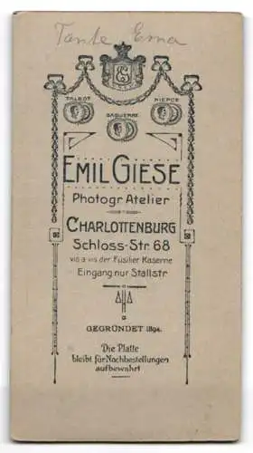 Fotografie Emil Giese, Charlottenburg, Schloss-Str. 68, Erna mit Haarschleife und Buch