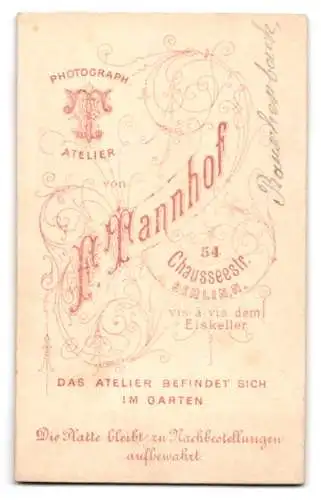 Fotografie F. Tannhof, Berlin, Chausseestrasse 54, Kleinkind auf gepolstertem Sessel