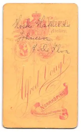 Fotografie Alfred Vougt, Norrköping, Gamla Rådstugugatan 40, Mathilda Johansson in geblümtem Kleid