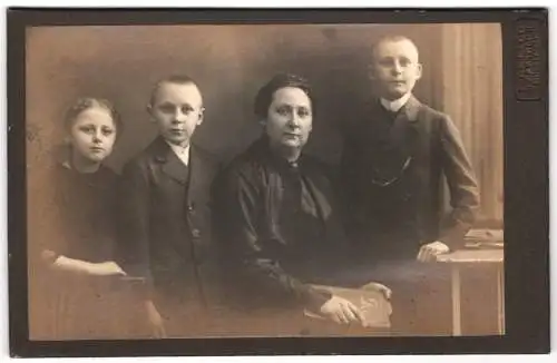 Fotografie Fritz Argleb, Castrop, Münsterstrasse 3, Alma Streiter mit ihren Kindern Willi, Heinz und Gertrud