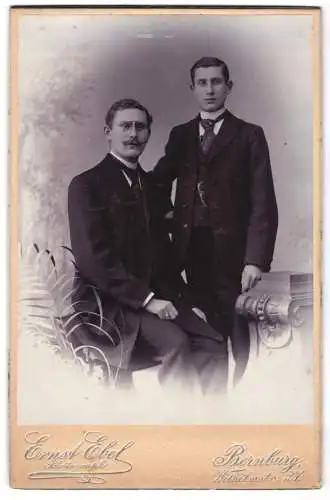 Fotografie Ernst Ebel, Bernburg, Wilhelmstrasse 27, Alfred Peinert mit seinem Sohn