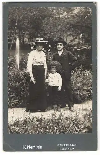 Fotografie K. Hertlein, Stuttgart, Teinach, Katharine und Eduard mit ihrem Sohn