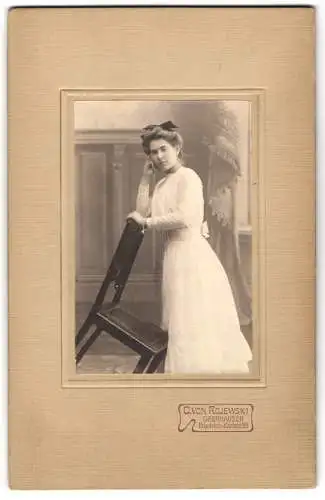 Fotografie C. von Rojewski, Oberhausen, Friedrich-Karlstr. 35, Hanne mit Schleife im Haar