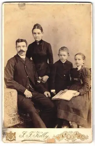 Fotografie J. F. Kolby, Plauen, Reichsstrasse 5, Rudolf und Anna Turba mit ihren Kindern