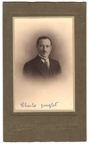 Fotografie M. Mangeard, Paris, Charles Jouglet in Anzug und Krawatte