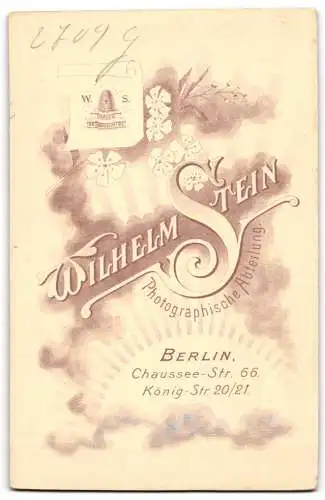 Fotografie Wilhelm Stein, Berlin, Chausseestr. 66, Willy Gerloff mit Mantel und Hut