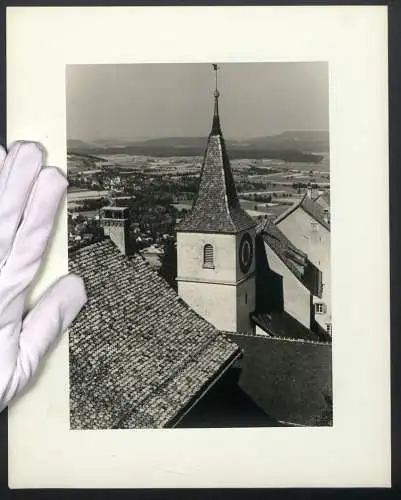 Fotografie unbekannter Fotograf, Ansicht Regensberg / ZH, Ortsansicht mit Kirchturm