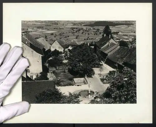 Fotografie unbekannter Fotograf, Ansicht Regensberg / ZH, Ortskern mit Brunnen