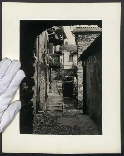 Fotografie unbekannter Fotograf, Ansicht Ronco sopra Ascona / Tessin, schmale Gasse mit Treppenaufgang