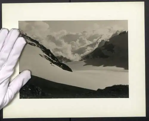 Fotografie unbekannter Fotograf und Ort, Gebirgs-Panorama in den Schweizer Alpen, Bergmassiv mit Gletscher