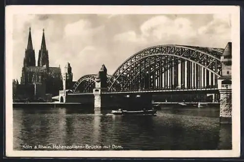 AK Köln a. Rhein, Hohenzollern-Brücke mit Dom