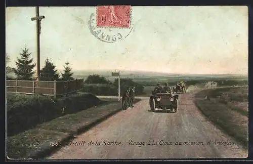 AK Ardenay, Circuit de la Sarthe, Virage a la Croix de mission, Autorennen, Verfolger am Ortseingang