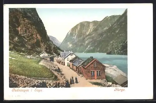 AK Gudvangen, Blick auf Häuser am Fjord mit Bergen