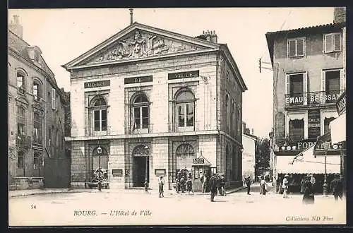 AK Bourg, l`Hôtel de Ville, des gens dans la rue