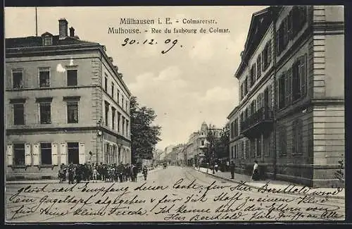 AK Mülhausen i. E., Colmarerstrasse mit Versammlung und Polizist