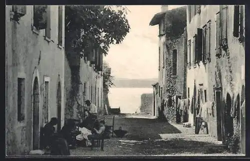 AK Sirmione /Gardasee, Strassenpartie mit Häusern