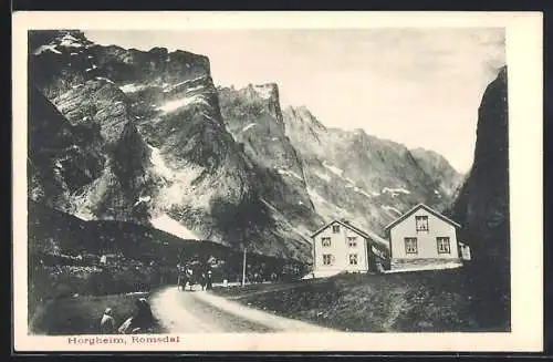 AK Horgheim /Romsdal, Strassenpartie am Ortseingang mit Blick zum Gebirge