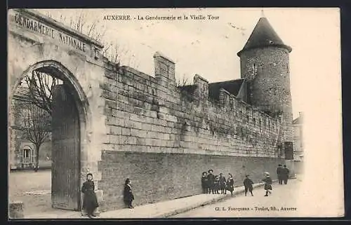 AK Auxerre, La Gendarmerie et la Vieille Tour, Kinder an der Mauer