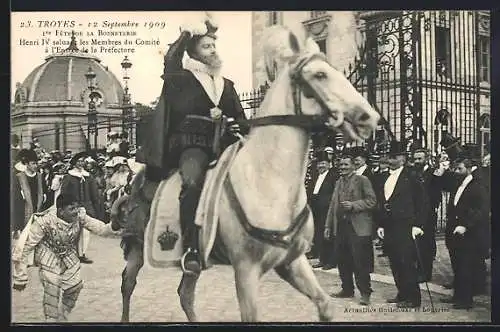 AK Troyes, 1. Fete de la Bonneterie, Henri IV saluant les Membres dz Comite a l'Entree de la Prefecture