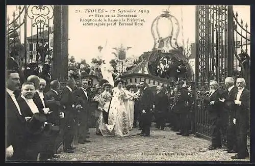 AK Troyes, Réception de la Reine à la Préfecture, accompagnée par M. Fernand Doré