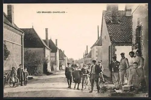 AK Les Grandes Chapelles, Dorfbewohner posieren in ihrem Ort