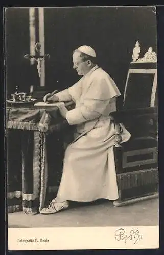 AK Papst Pius XI. sitzt am Schreibtisch