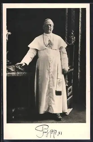 AK Papst Pius XI. neben einem Altar