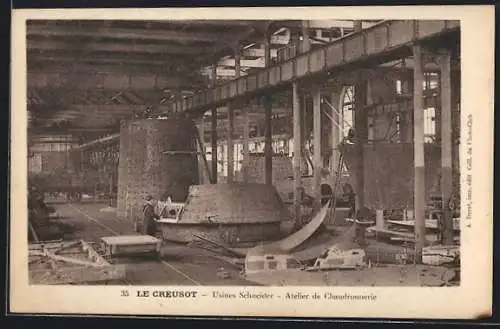 AK Le Creusot, Usines Schneider, Atelier de Chaudronnerie, Halle mit einem Fabrikarbeiter