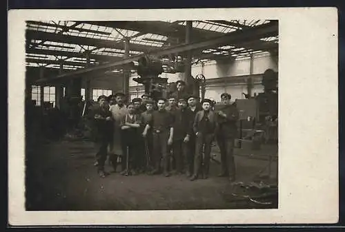 Foto-AK Gruppenbild von Fabrikarbeitern in Werkshalle