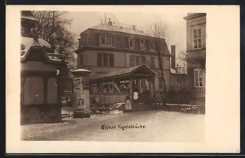 AK Erfurt, Vogelsbrücke mit Litfasssäule im Winter