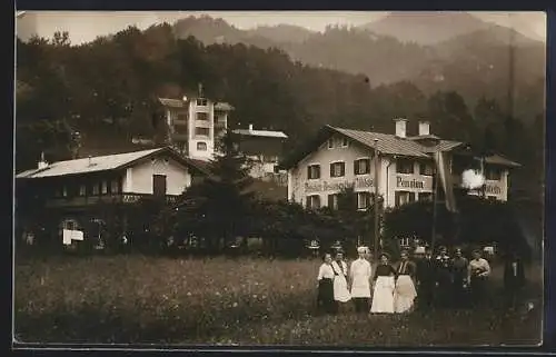 Foto-AK Berchtesgaden, Hotel-Pension Pöhlstein, Belegschaft davor