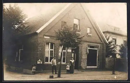 Foto-AK Greven / Ems, Tischlerei Joh. Schmidt, Bahnhofstrasse, Besitzer mit Frau und Kindern