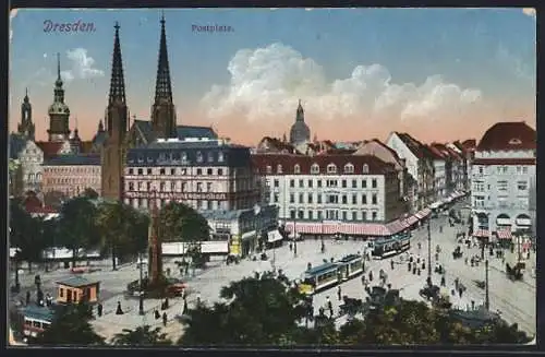 AK Dresden, Postplatz mit Strassenbahnen aus der Vogelschau