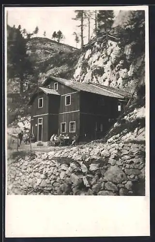 AK Rifugio Venezia al Passo di Fedaia, Gäste vor der Berghütte