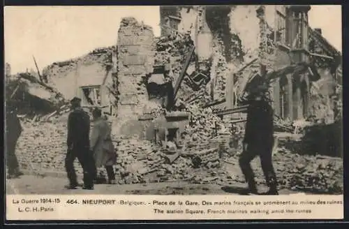 AK Nieuport, Place de la Gare, Des marins francais se promènent au milieu des ruines