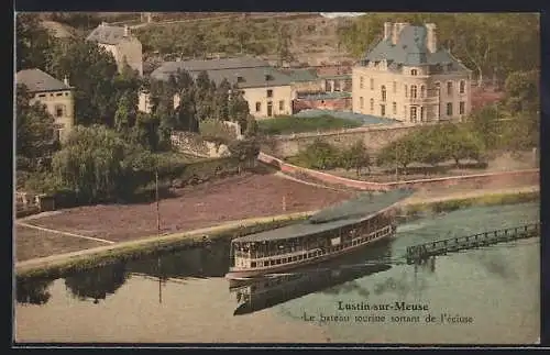 AK Lustin-sur-Meuse, Le bateau touriste sortant de l`écluse