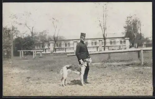 AK Soldat mit Borzoi in einem Park