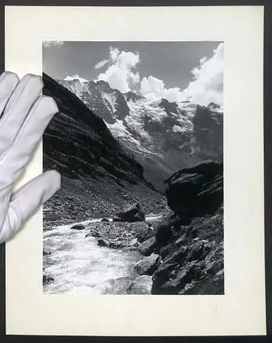 Fotografie unbekannter Fotograf, Ansicht Breitlauihorn, Gebirgsbach mit Beichgrat Massiv und Gletscher