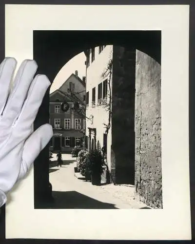 Fotografie unbekannter Fotograf, Ansicht Meersburg / Bodensee, Tordurchgang beim Gasthaus Zum Bären