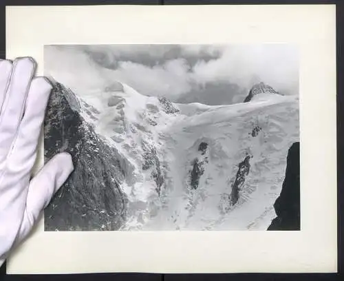 Fotografie unbekannter Fotograf und Ort, Gebirgsmassiv, Berggrat mit Gletscher in den Alpen