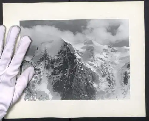 Fotografie unbekannter Fotograf und Ort, Bergipfel, Gebirgsgrat mit riesigen Schneeverwehungen in den Alpen