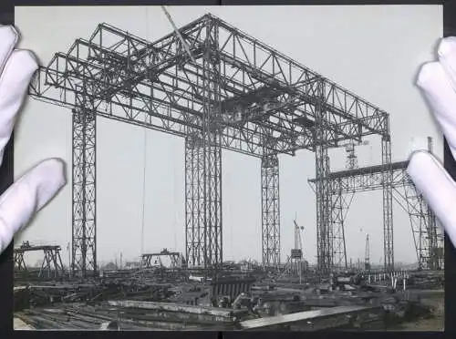 20 Fotografien Fotograf unbekannt, Ansicht Bremen, Werftanlagen AG Weser, Kriegsschiff kl. Kreuzer Magdeburg im Bau