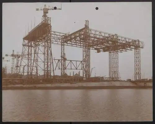 20 Fotografien Fotograf unbekannt, Ansicht Bremen, Werftanlagen AG Weser, Kriegsschiff kl. Kreuzer Magdeburg im Bau