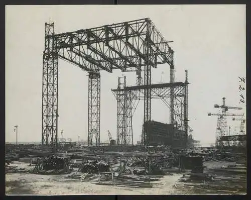 20 Fotografien Fotograf unbekannt, Ansicht Bremen, Werftanlagen AG Weser, Kriegsschiff kl. Kreuzer Magdeburg im Bau